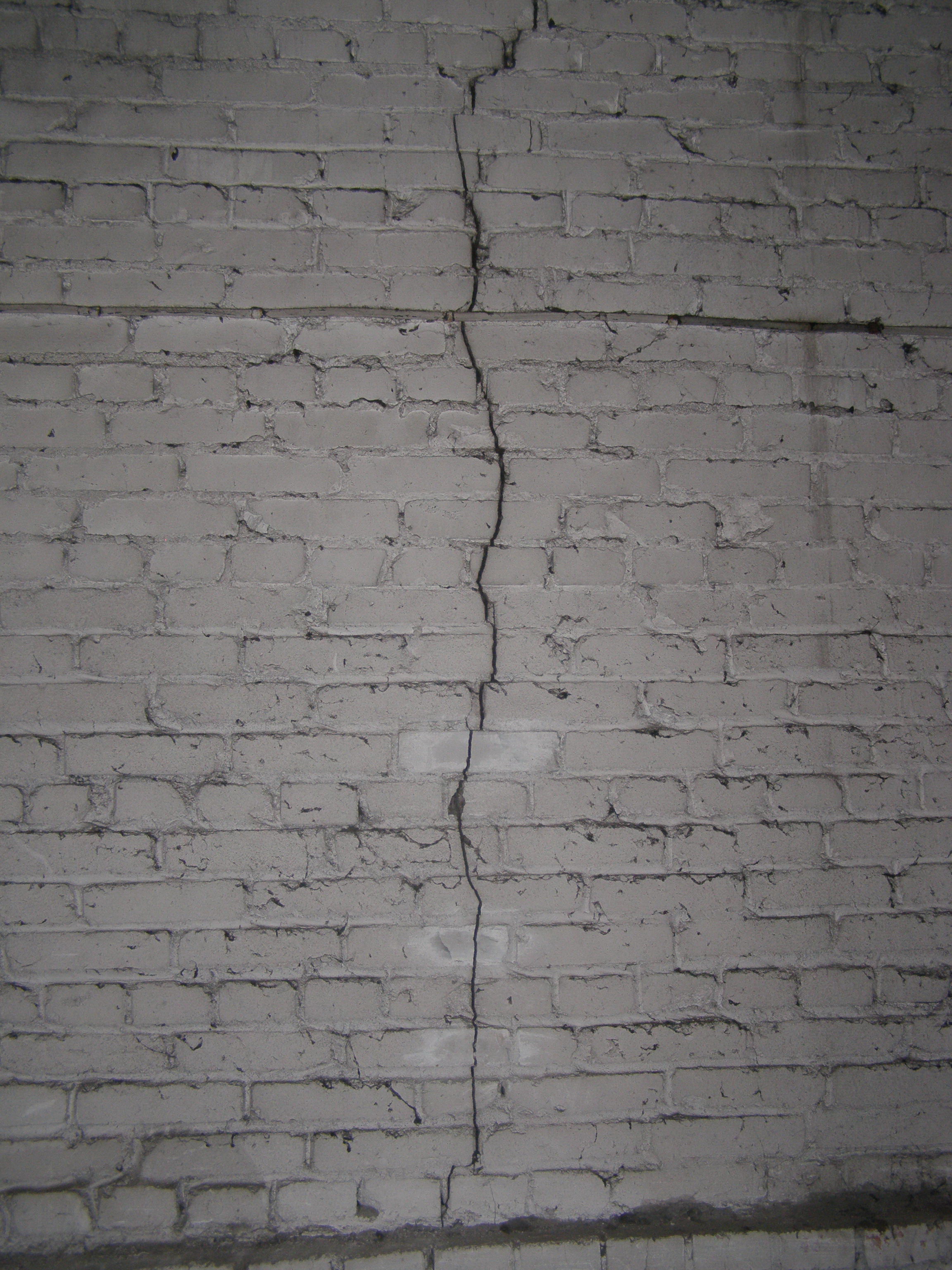 Сон трещина. Трещины в газобетоне. Трещины в стенах из газобетона. Газобетон трещины в стене. Обследование трещин в здании.